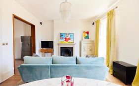 The Walterton Sanctuary - Bright 3Bdr Flat